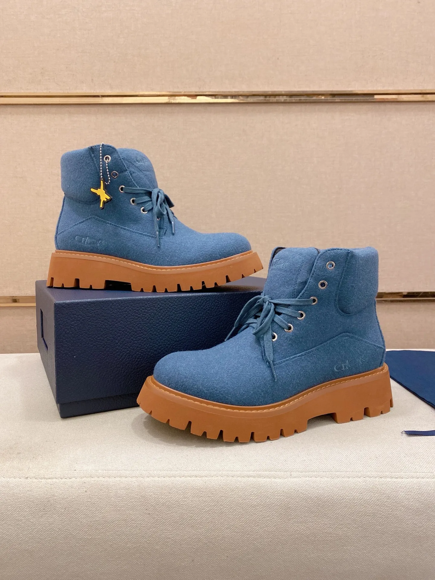 Factory price: 560💰[Dior·Dior] New casual high-top men's shoes, new spring and summer design, perfect workmanship, lace-up lazy style to create cabinet quality, upper: imported first-layer cowhide, high-grade sheepskin lining soft and comfortable, ultra-light TPU wear-resistant outsole, simple, versatile fashion men's shoes, excellent color code number 38-44. Customized at 45.46